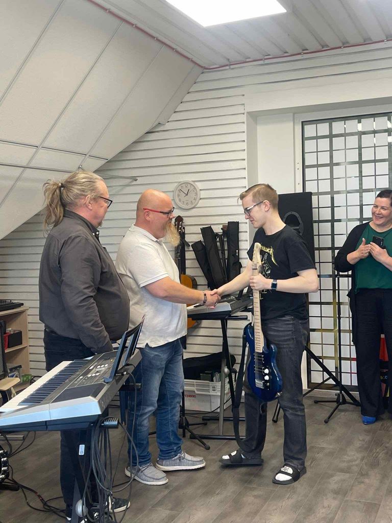 Kitaranluovutus Tallinnan Suomalaiselle koululle